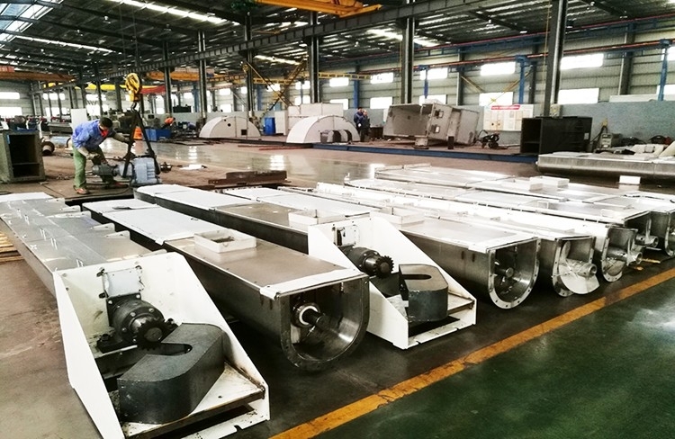 Controlled shaft support for screw conveyors in harsh operating environments